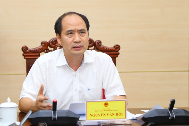 Thứ trưởng Nguyễn Văn Hồi nhấn mạnh: Tăng cường đào tạo lại lao động để phục hồi thị trường lao động. Chính sách an sinh để giữ chân người lao động.